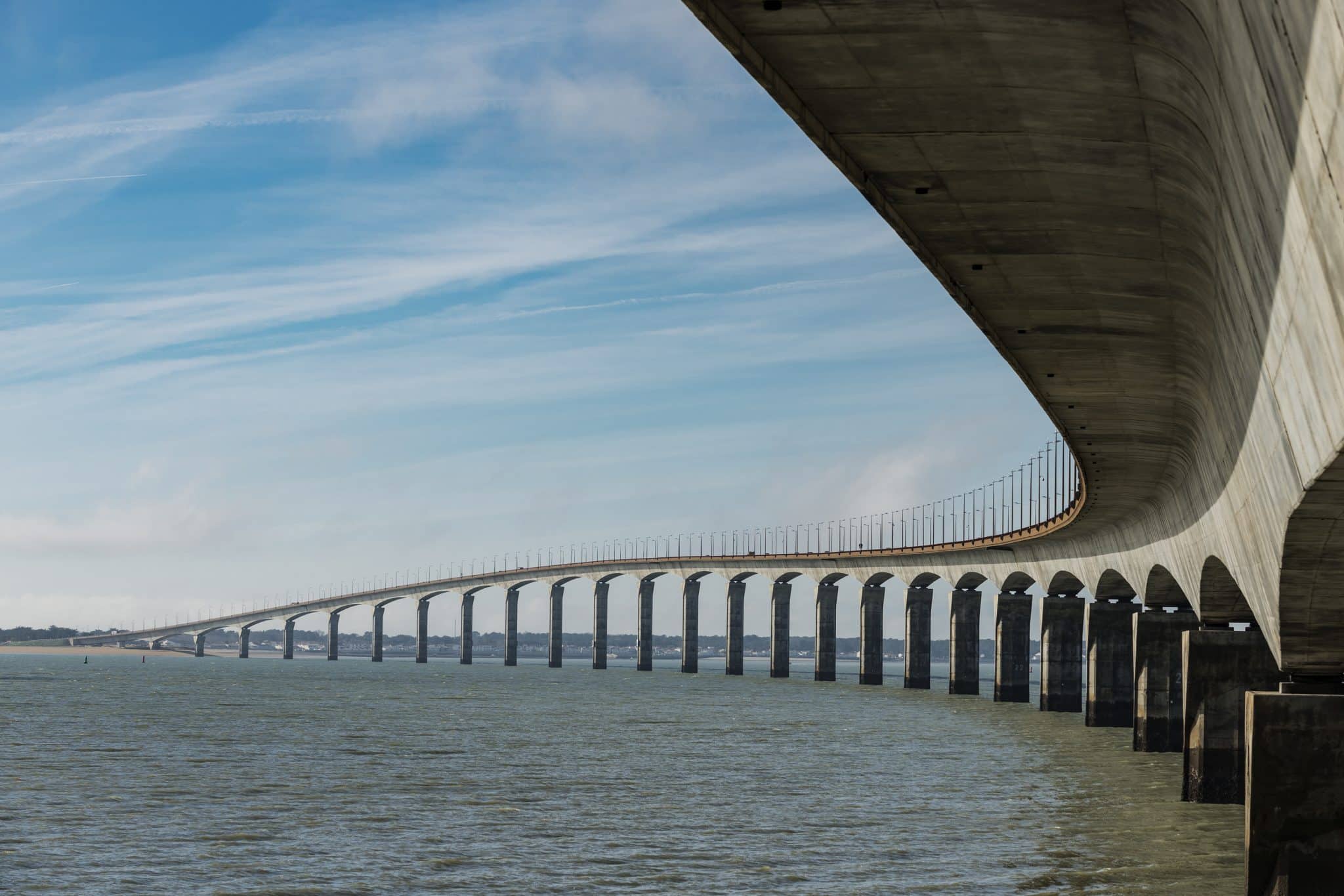 Photo vue d'en dessous du pont de l'île de Ré