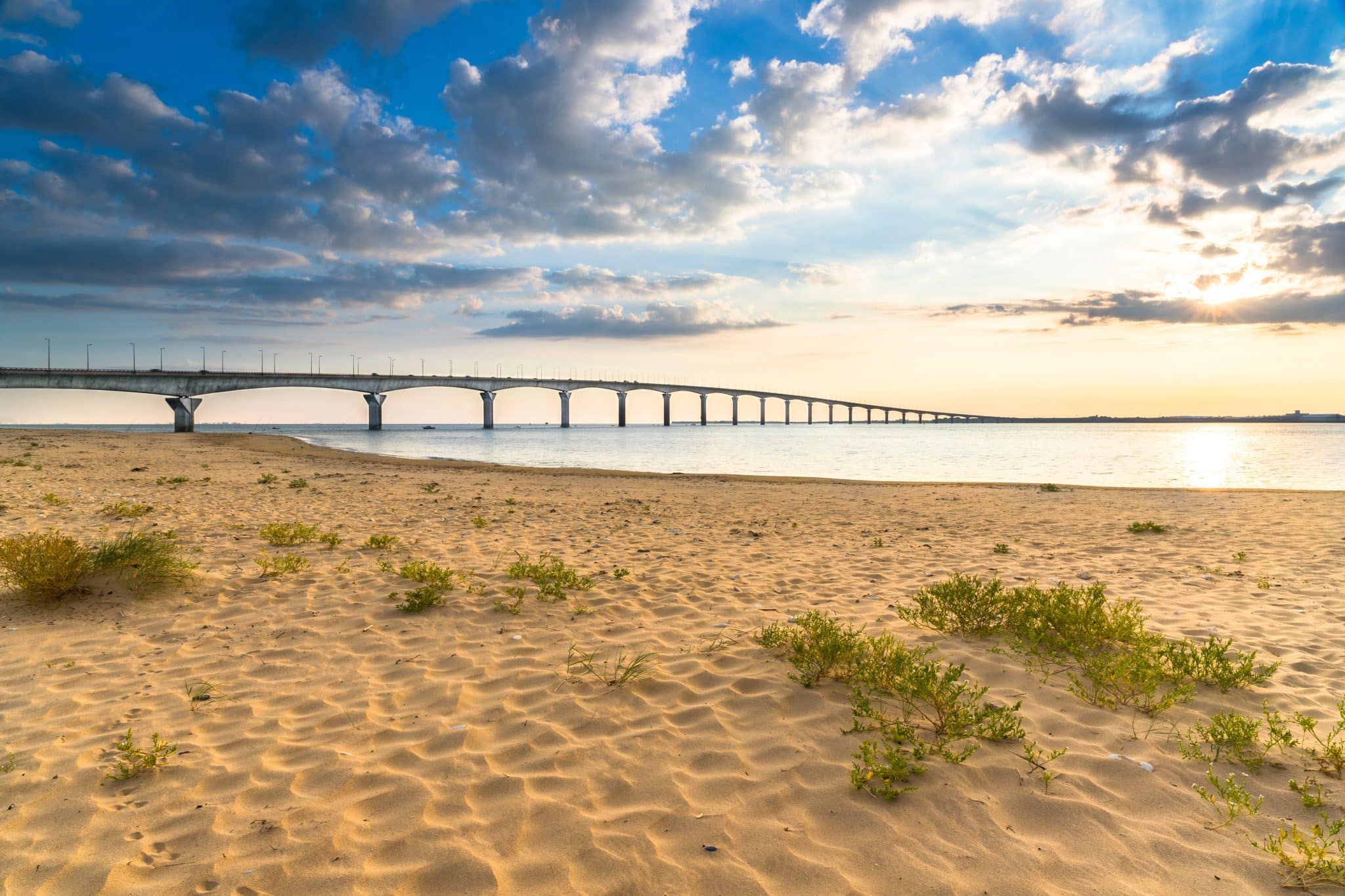 Photo du pont entre l'île de Ré et La Rochelle en France