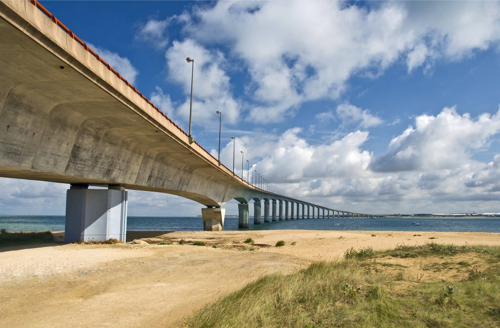 Photo du pont de l'Île de Ré à La Rochelle, France
