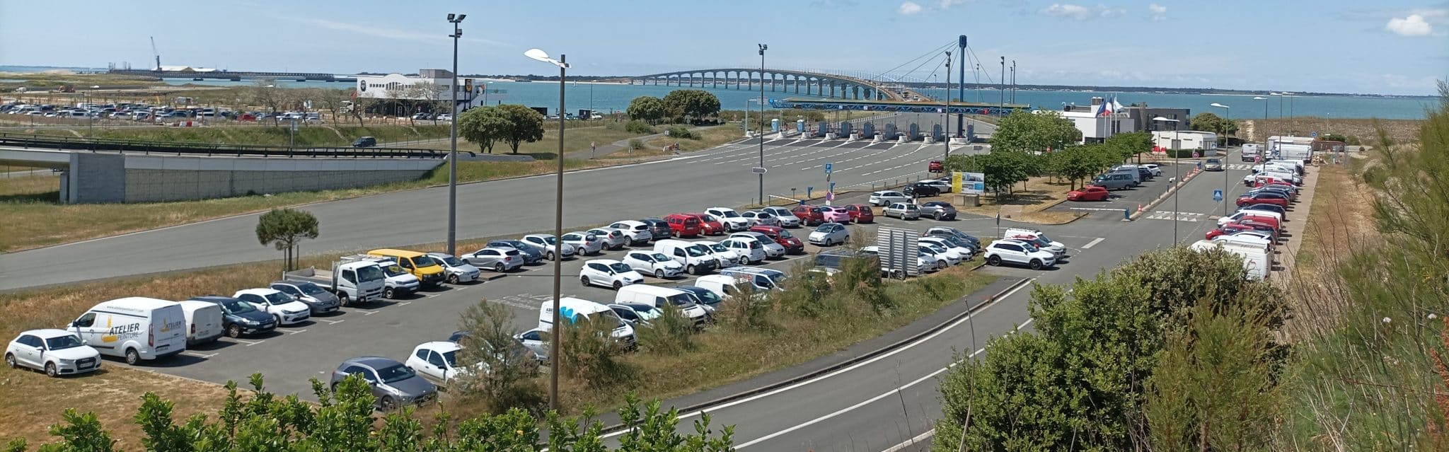 vue des parkings aux abords du péage